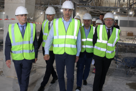 Ο πρωθυπουργός Κυριάκος Μητσοτάκης επιθεωρεί εργοτάξιο στο «Αττικό» Νοσοκομείο